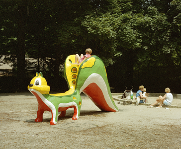 800740 Afbeelding van het speeltoestel in de vorm van een eekhoorn op de speelplaats in het Wilhelminapark te Utrecht.